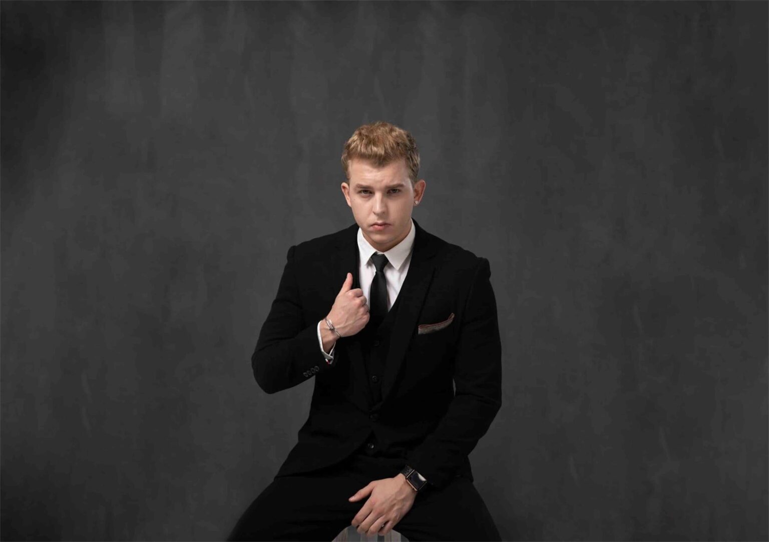 How to Pose for Headshots in 2024 [Ultimate Guide]